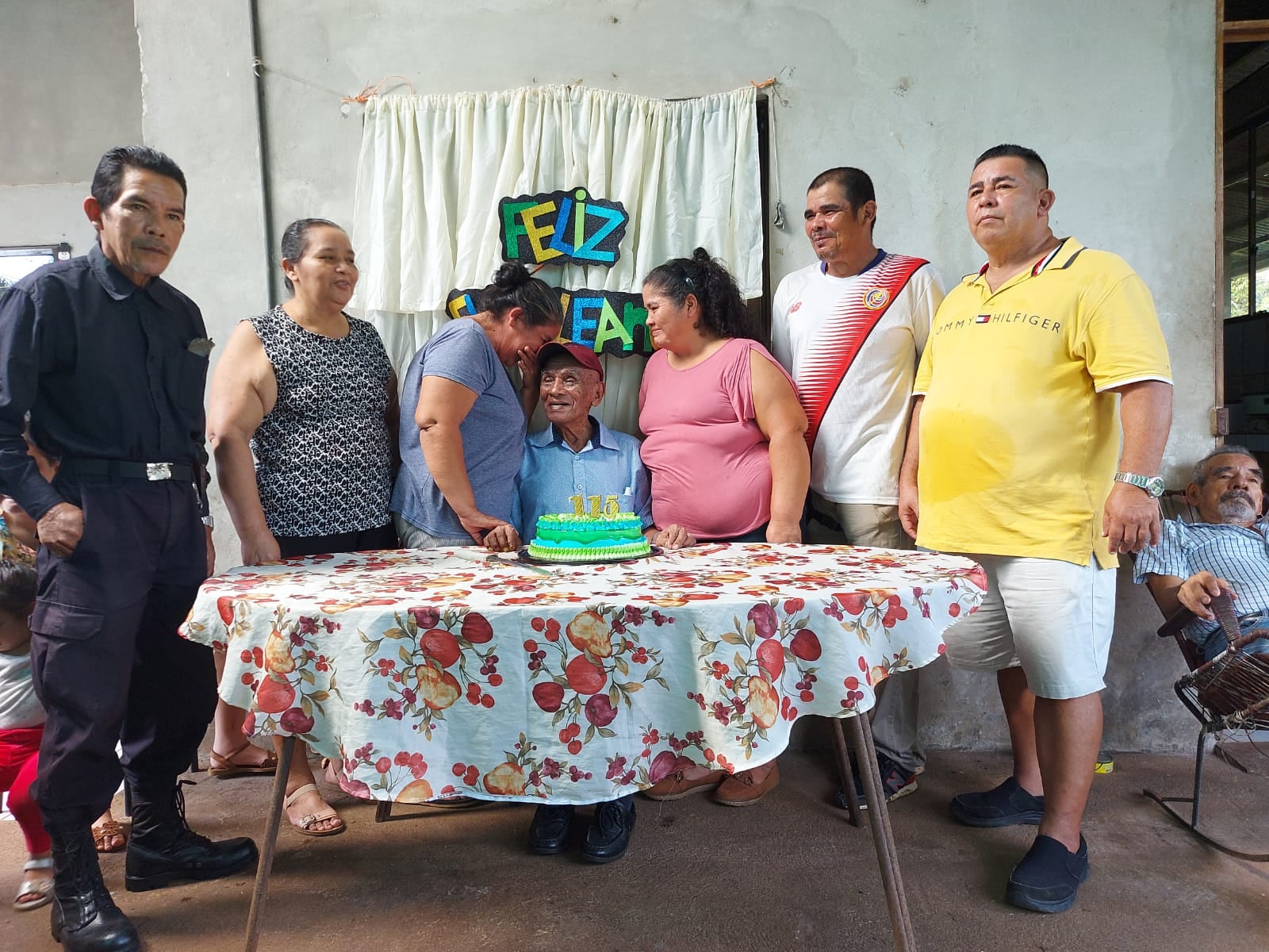 Don José Flores Flores, a sus 115 años es el papá más longevo de Costa Rica que celebrará el 18 de junio del 2023 el Día del Padre. Don José nació el 11 de julio del 2007 en Las Lajas de Cañas, Guanacaste. Desde ya hace un buen pocotón de años vive en Santa Rosa de Pocosol que queda en San Carlos.