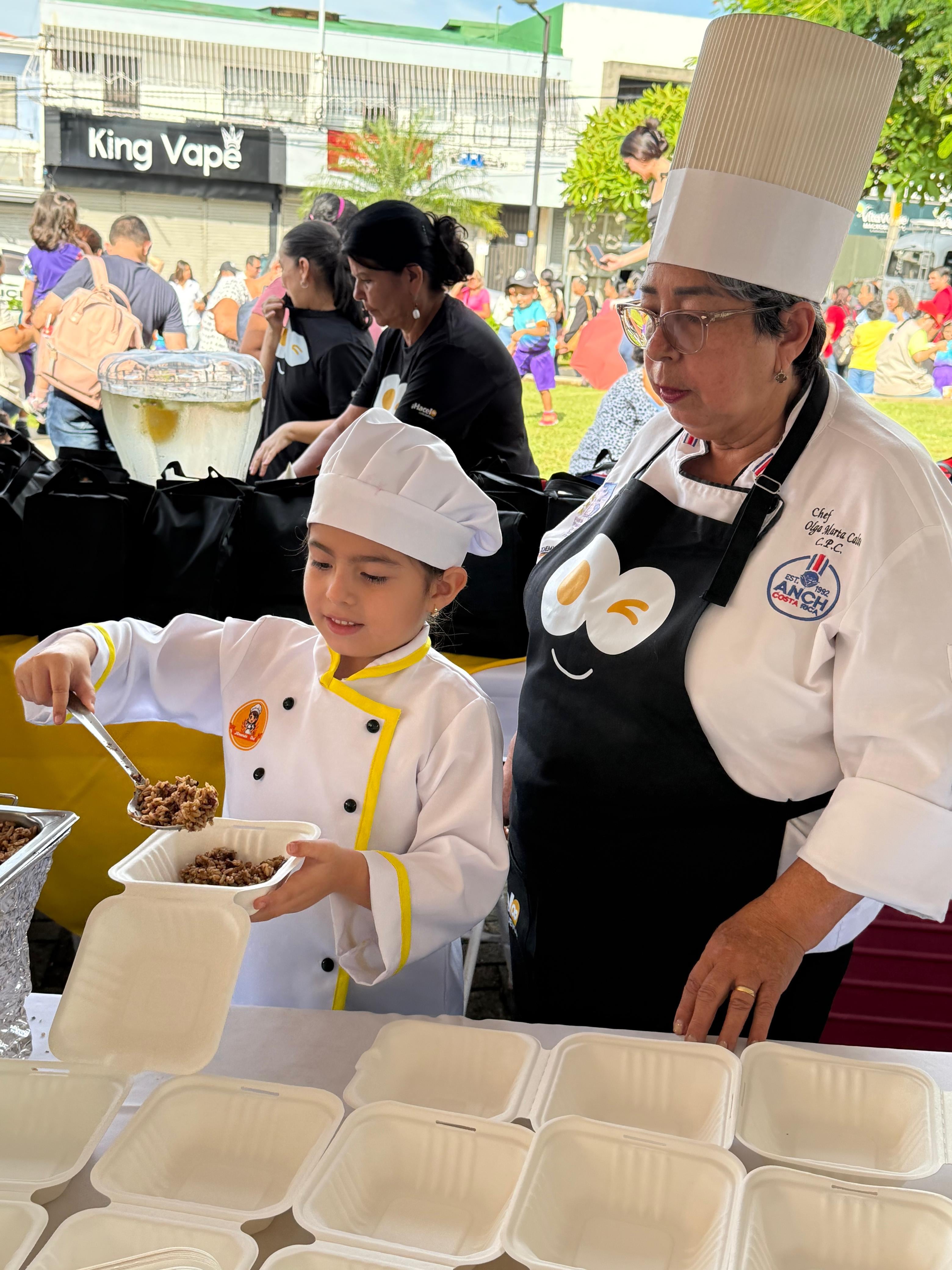 El Día Mundial del Huevo 2026 se celebró el viernes 9 de octubre, de 7:30 a. m. a 11:00 a. m., en el Parque Juan Santamaría, en Alajuela. Se repartieron más de 3.000 desayunos gratuitos, con los huevos como protagonistas.