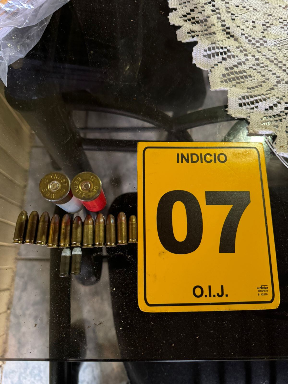Un hombre de apellido Monge, de 31 años, quedó detenido y le decomisaron dos escopetas, un rifle, un revolver y un arma no letal en Purral de Goicoechea, San José. Foto: OIJ