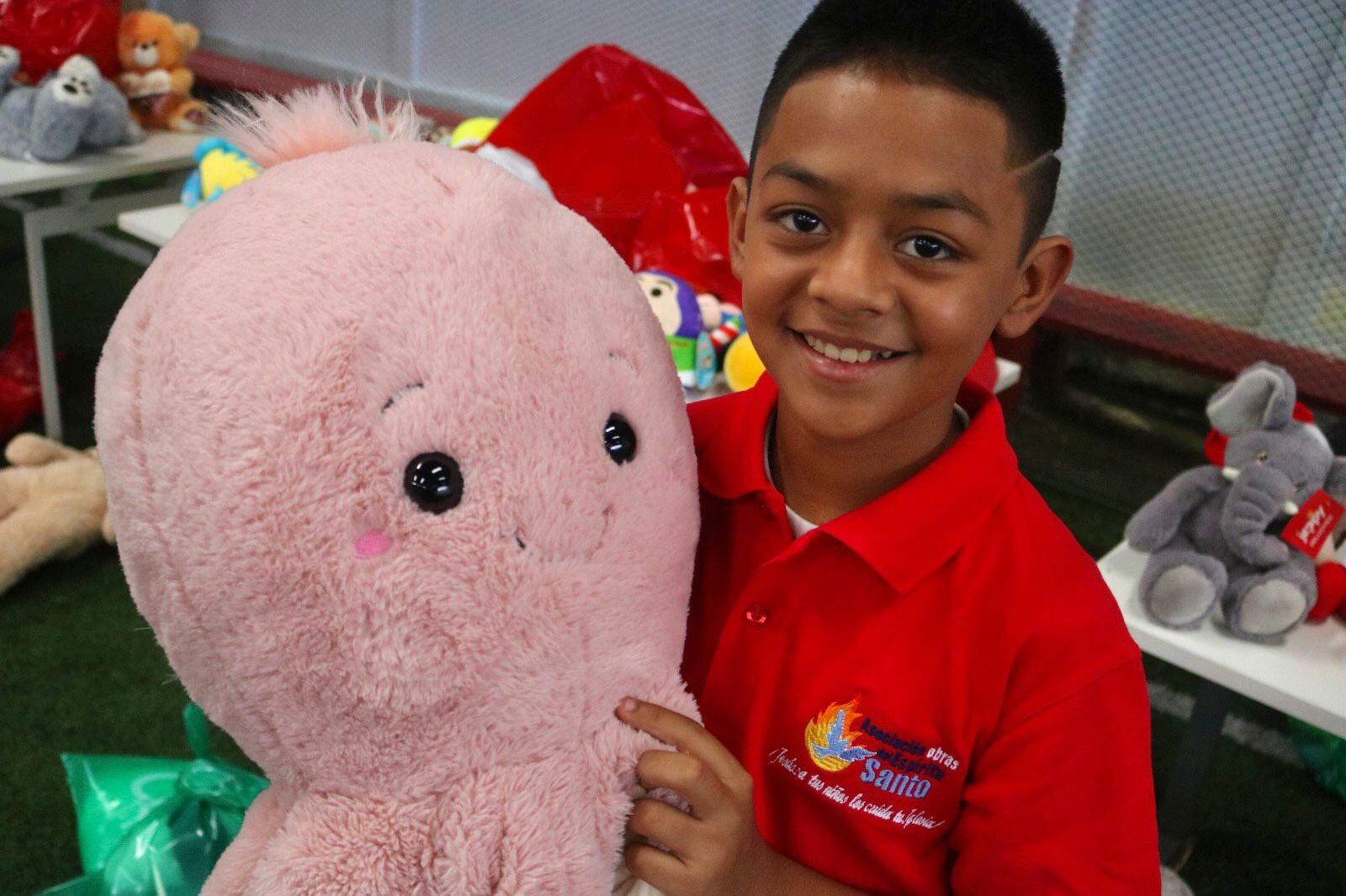 Niños de Obras del Espíritu Santo disfrutaron recogiendo peluches en el Ricardo Saprissa el domingo 12 de noviembre del 2023. En la foto, Steven Mercado Vallecillo, también es alumno de sexto grado, en la escuela Omar Dengo.