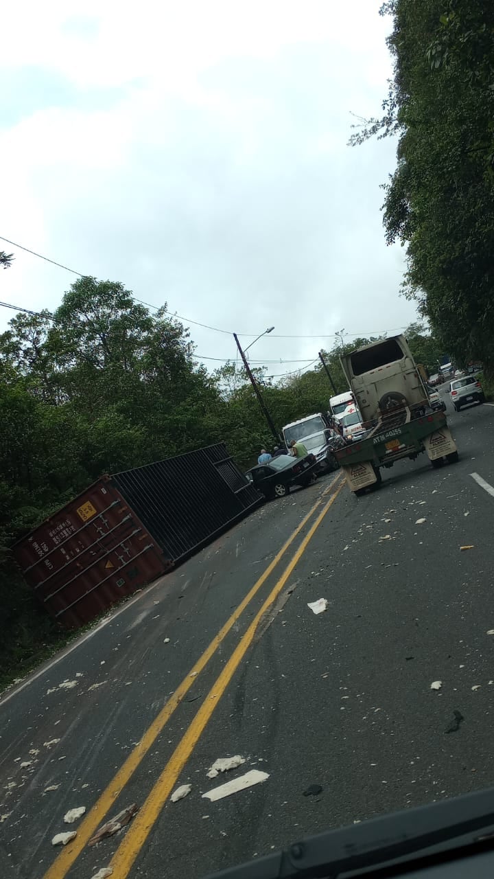 Contenedor se soltó de cabezal y chocó contra carro en la Ruta 32