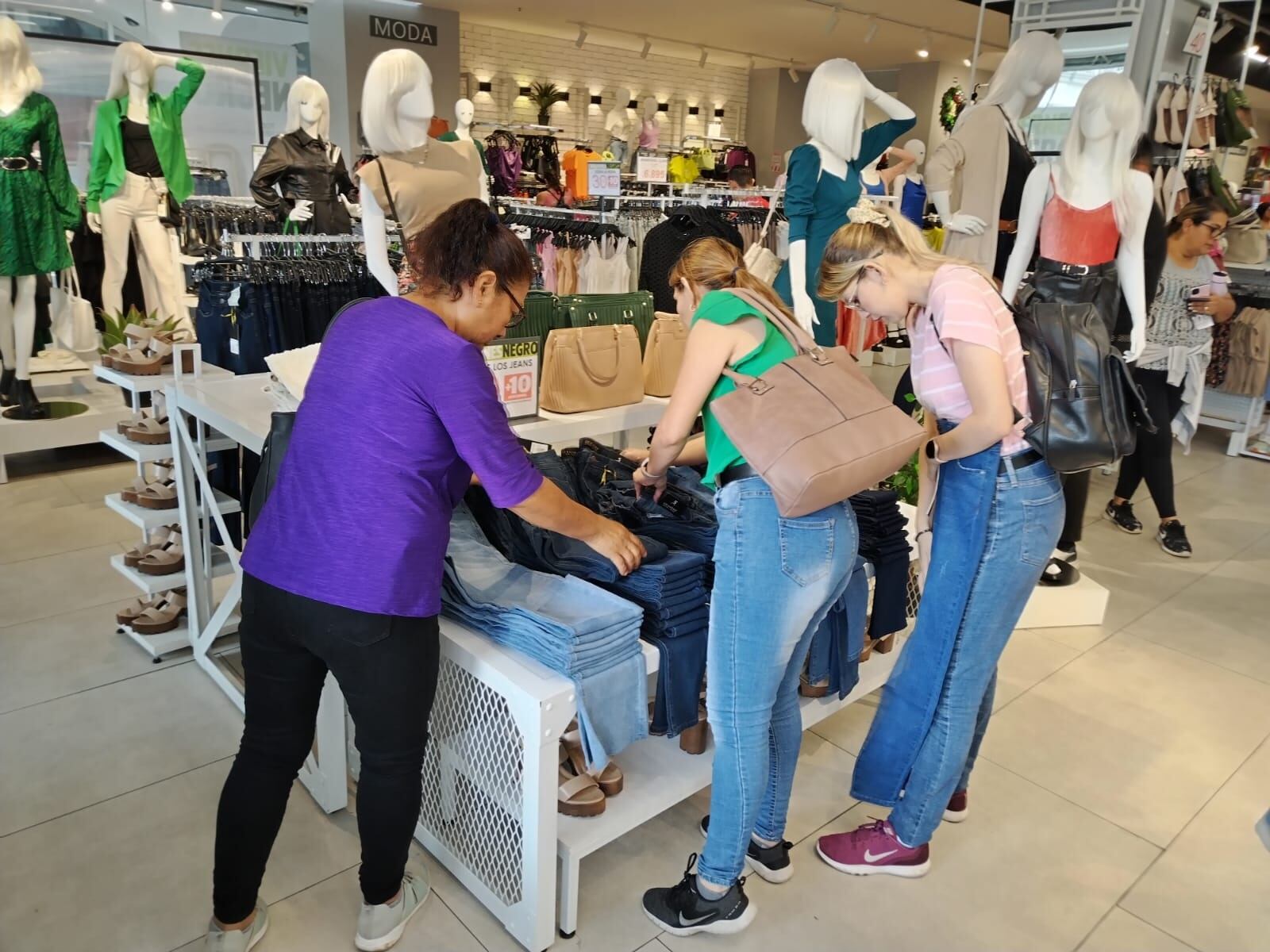 La gente se informó, caminó y comparó precios el viernes negro, 24 de noviembre del 2023.