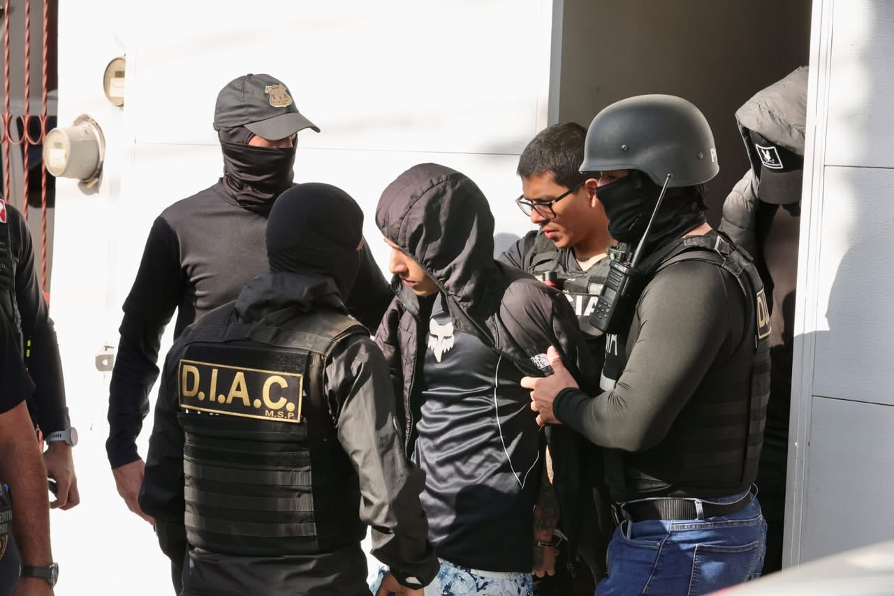 En la casa de Carlos Barahona también fueron capturados dos hombres de apellidos, Artavia Jiménez, de 21 años, y Aguilar Jiménez, de 18 años, presuntos cobradores y gatilleros.