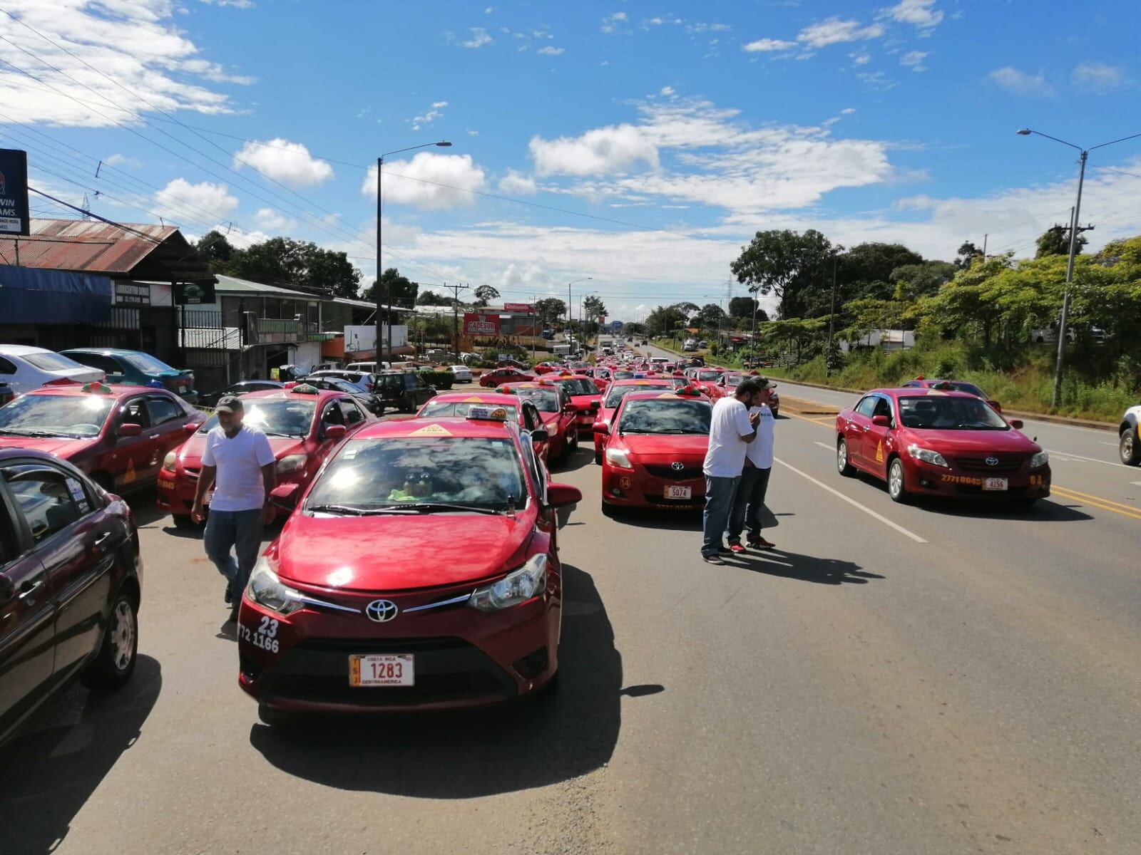 Diferentes sectores de taxistas y autobuseros del país se tiraron a la calle este primero de setiembre para protestar porque  consideran que el Gobierno les dio la espalda con sus necesidades.