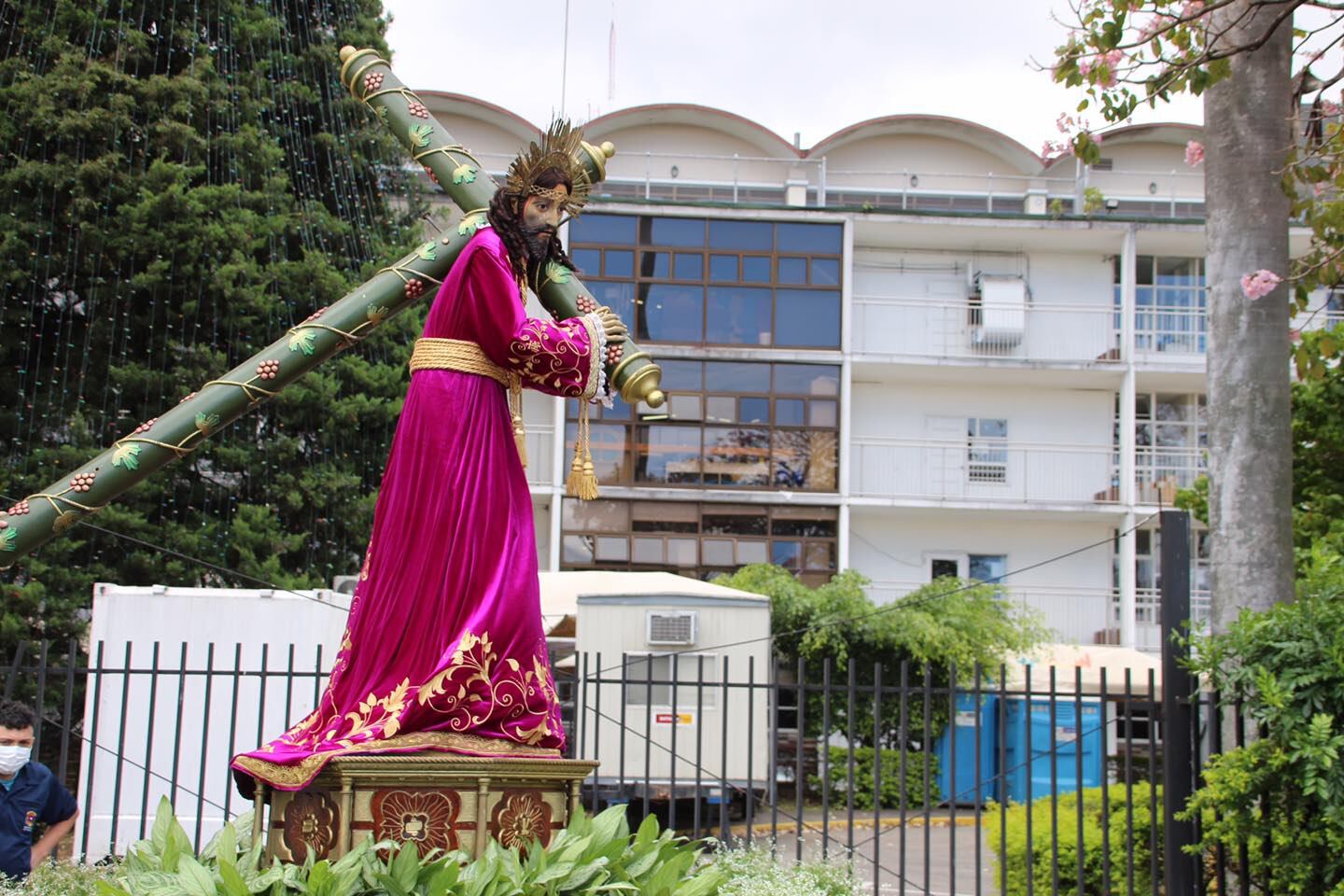 Durante la mañana de este Viernes Santo del 2021 la imagen de Jesús Nazareno cumplió su promesa y visitó los hospitales de San José.