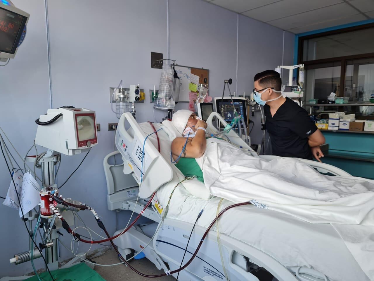 Equipo de última generación que es una de las terapias más modernas para oxigenar la sangre por membrana extracorpórea (ECMO por sus siglas en inglés).