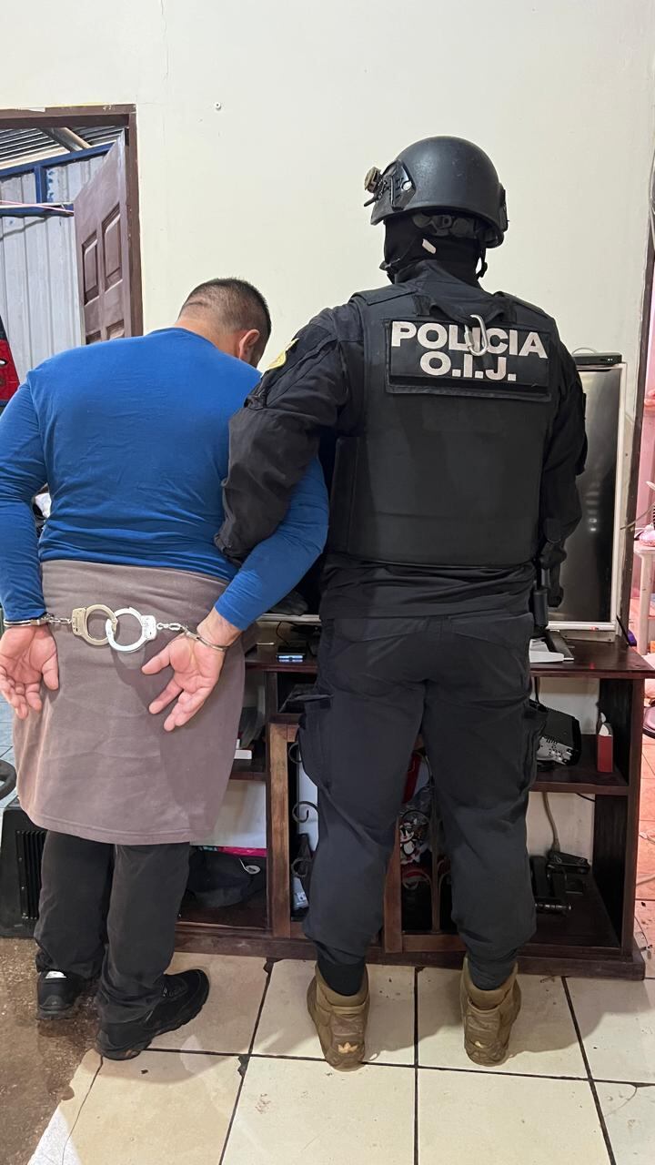 Una gran cantidad de machotes de llaves para carros y herramientas comprometen a dos sujetos de 49 años y 43 años como sospechosos de tener en su poder carros robados. Foto: OIJ