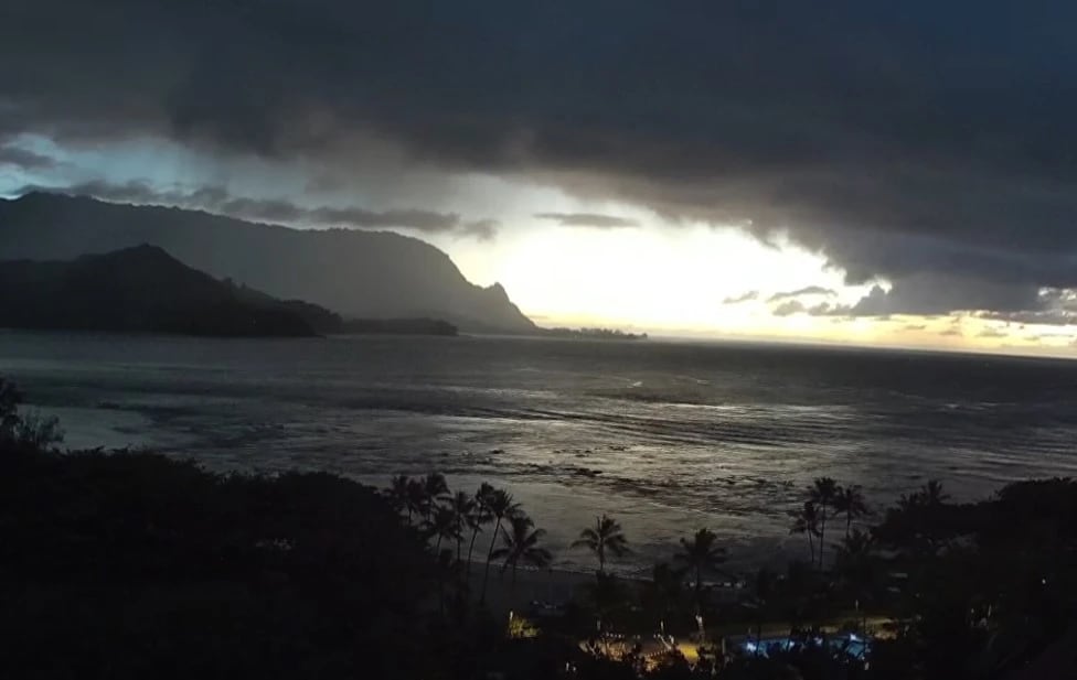 Un video en Hawái mostró el retroceso del mar antes del tsunami causado por un potente terremoto en Rusia.