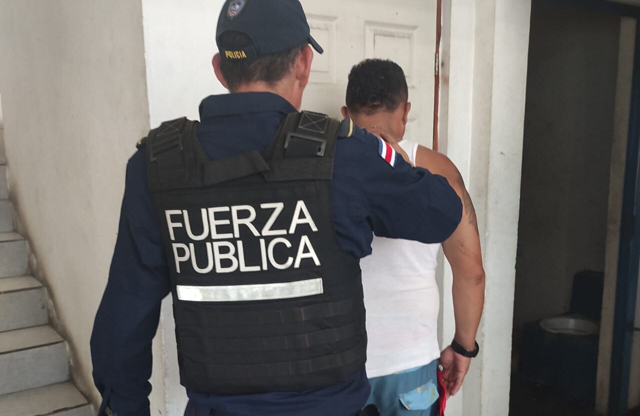 Cuatro hombres fueron detenidos por llevarse a otro en un carro retenido y golpearlo