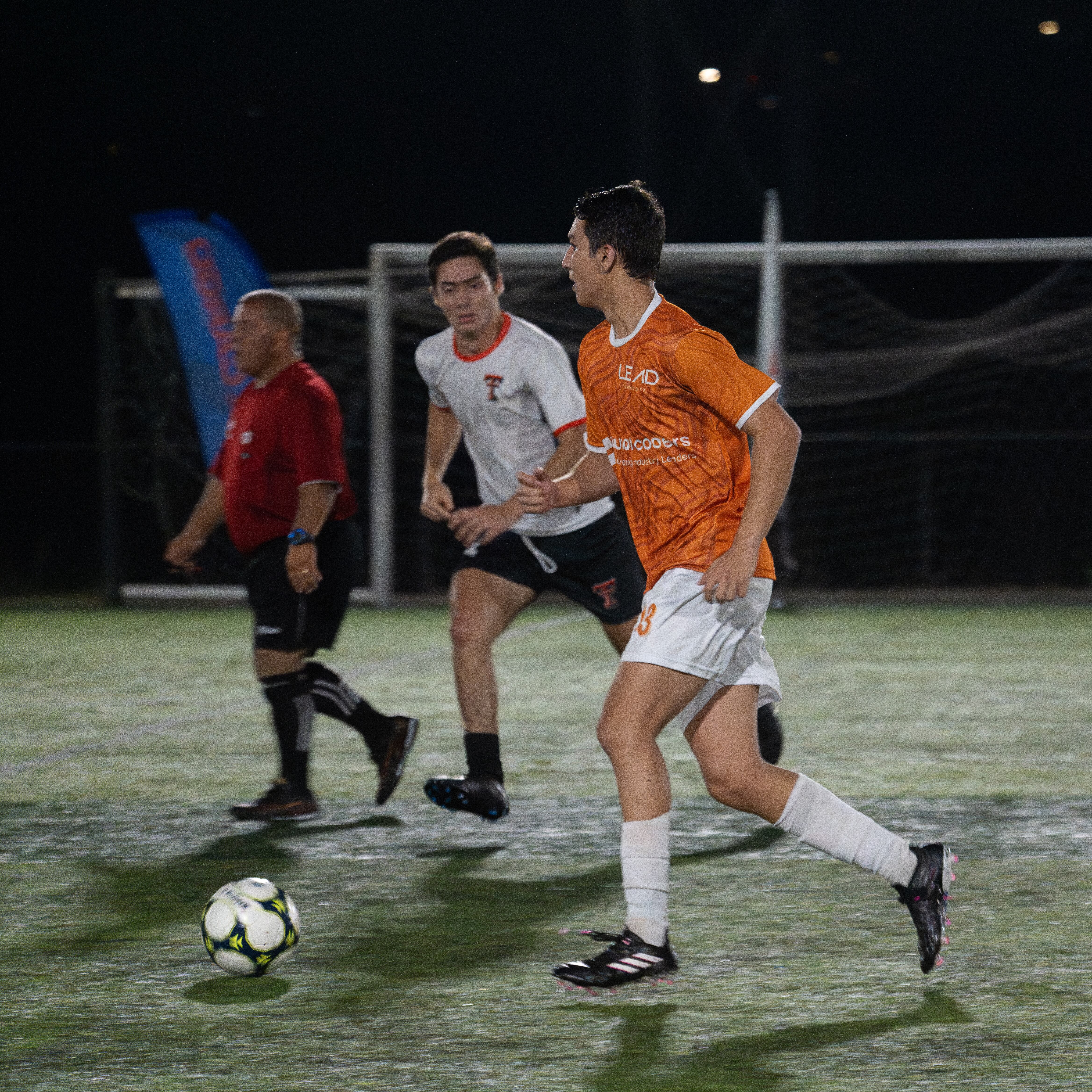 Kafarela, de LEAD University, avanza con decisión, manteniendo el control del balón en un momento crucial. Foto cortesía de la Uniliga.