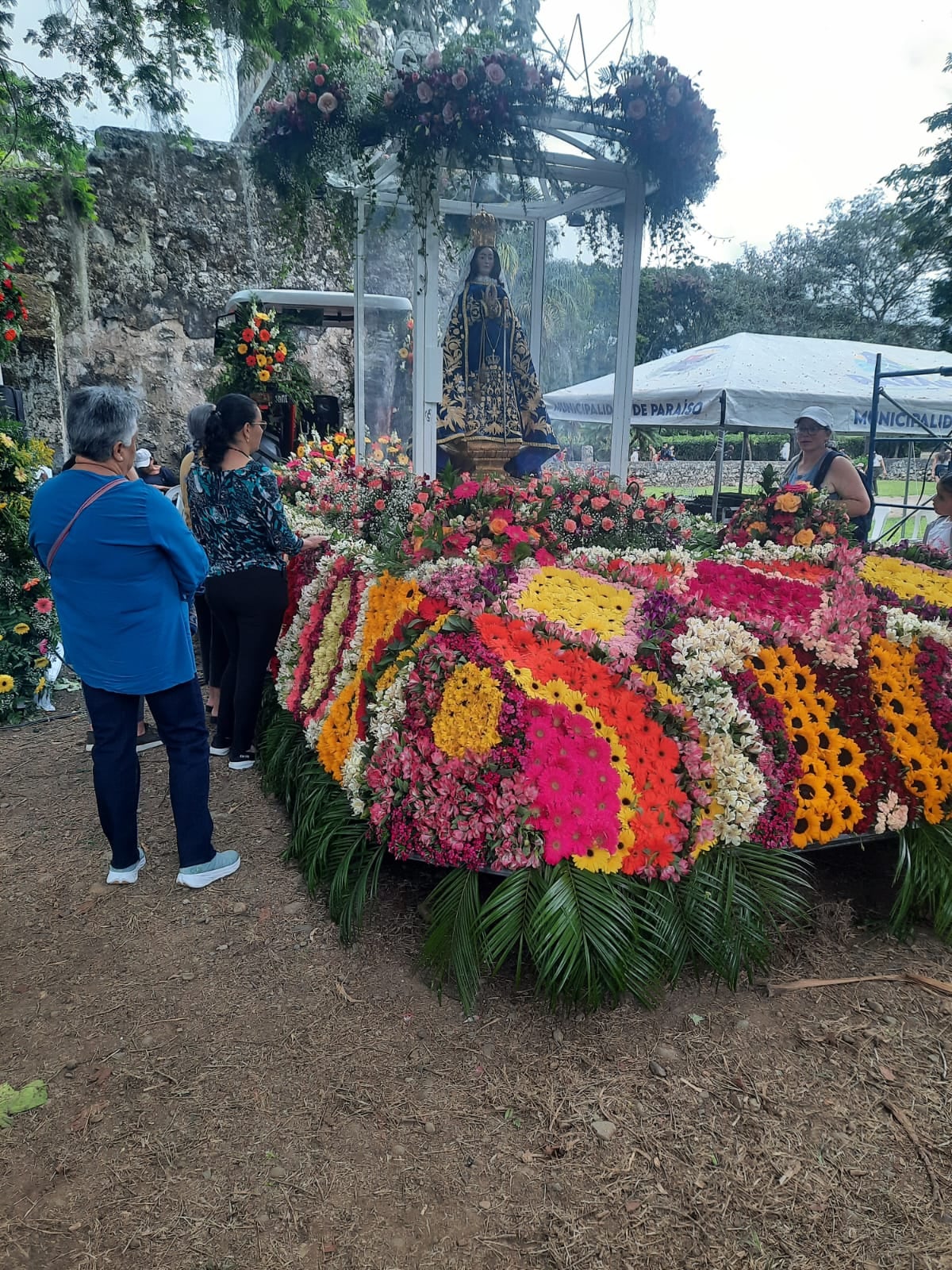 Costa Rica se vistió de fe y devoción este domingo 27 de abril con la tradicional romería hacia el Valle de Ujarrás, en el marco del 70 aniversario de la coronación pontificia de la virgen de Ujarrás, la primitiva primera patrona del país