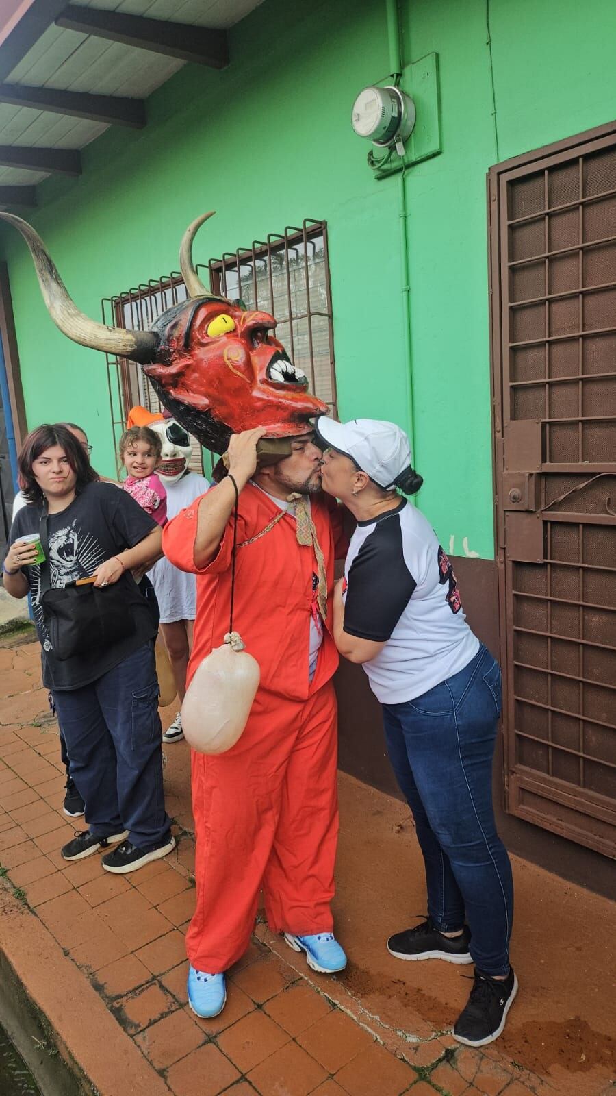 El diablo pidió matrimonio entre vejigas de chancho y le dijeron que sí. El diablo es Gustavo Moreno Camacho, tiene 45 años y es barveño de la pura cepa. La novia a la que le propusieron matrimonio es Elizabeth Salas Víquez, tiene 49 años, también es barveña desde el ombligo y hasta en su sangre corre el ADN mascarero.