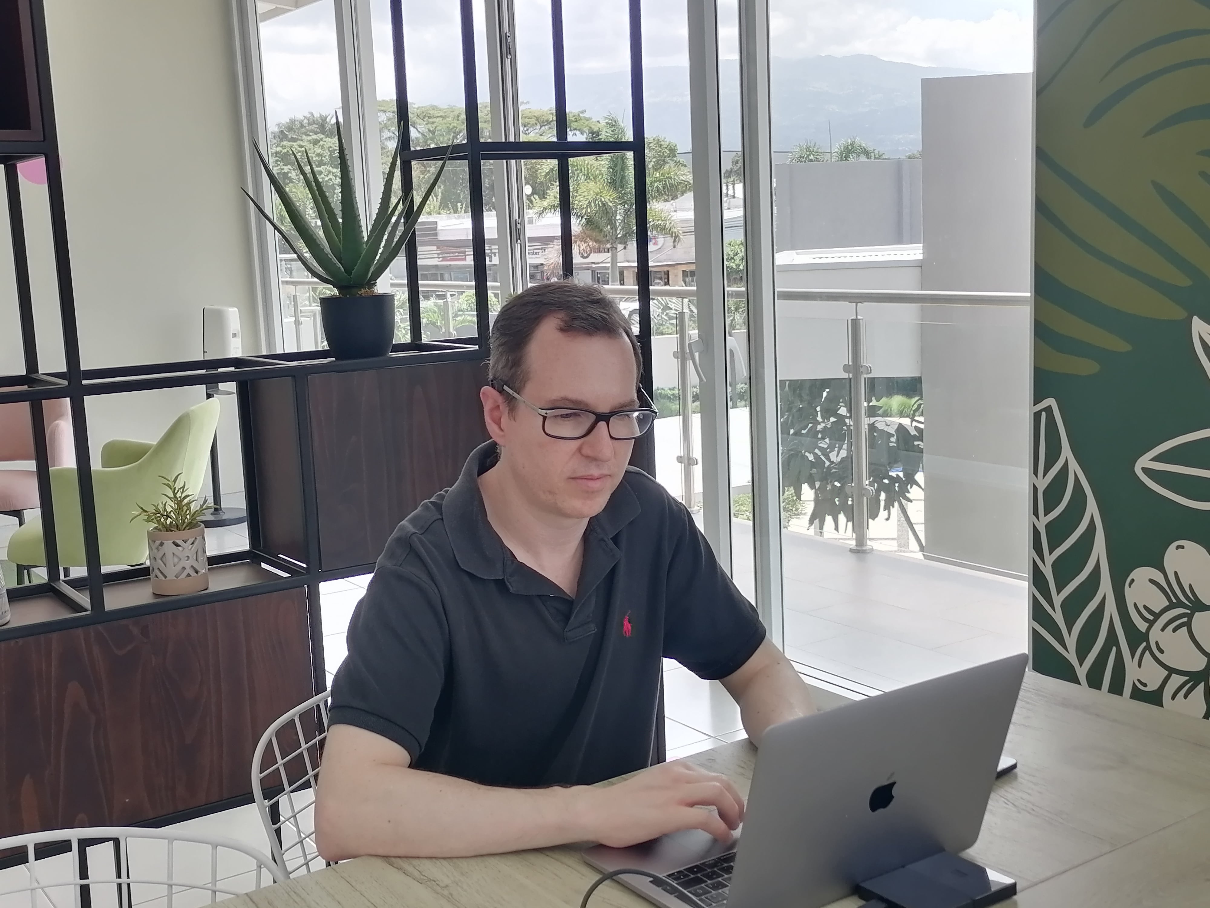 Manfred Lutz Ramírez, tiene 45 años, es vecino de Santa Ana y durante 22 años ejerció la medicina. Hoy, en lugar de bata blanca, anda armado de lápices, colores y mucha imaginación, creando historias que nacen directamente de los dibujos de los niños