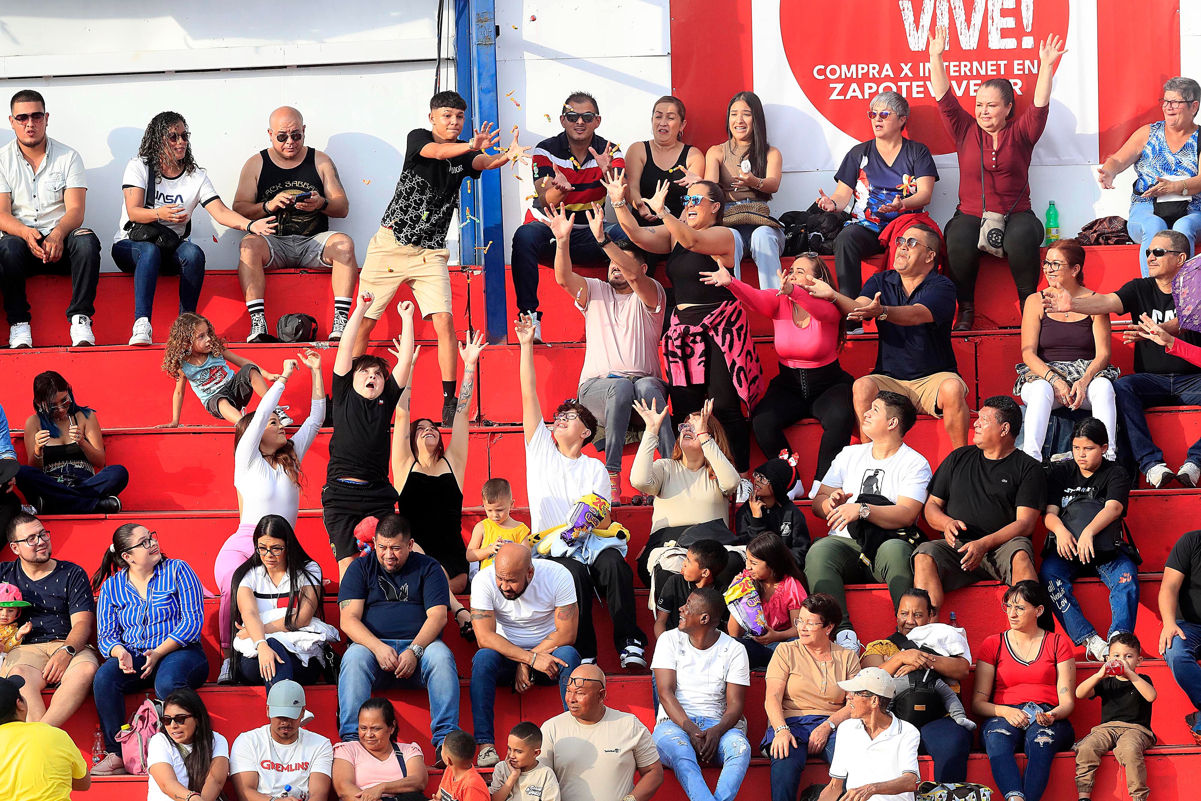 26/12/2023    Zapote. Las emociones volvieron a aparecer, este martes por la tarde, en el Redondel de Zapote con las tradicionales corridas de toros, especialmente con la participación de los toreros improvisados.