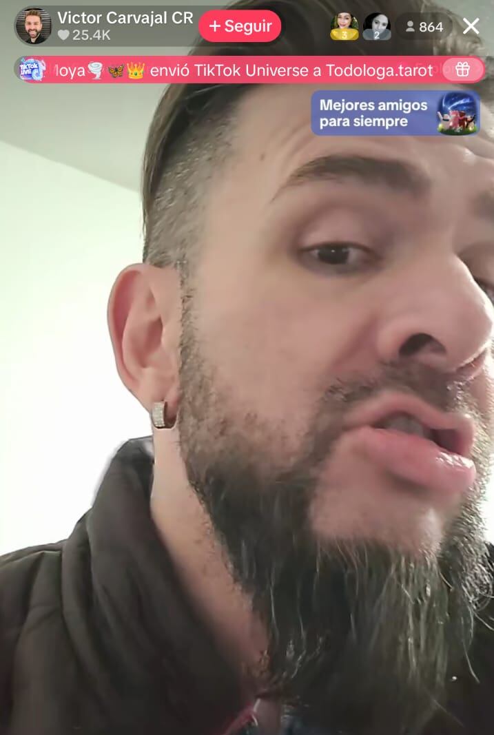 El expresentador de televisión Víctor Carvajal se mostró en redes con un look inesperado.