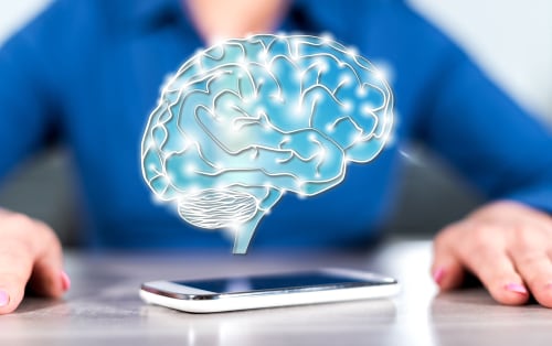 Ilustración de un cerebro flotando sobre un teléfono móvil, simbolizando la influencia digital en la percepción de ideas.