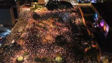 Cientos de ciudadanos se lanzaron a la calle a defender al poder Judicial y manifestaron su preocupación por la democracia