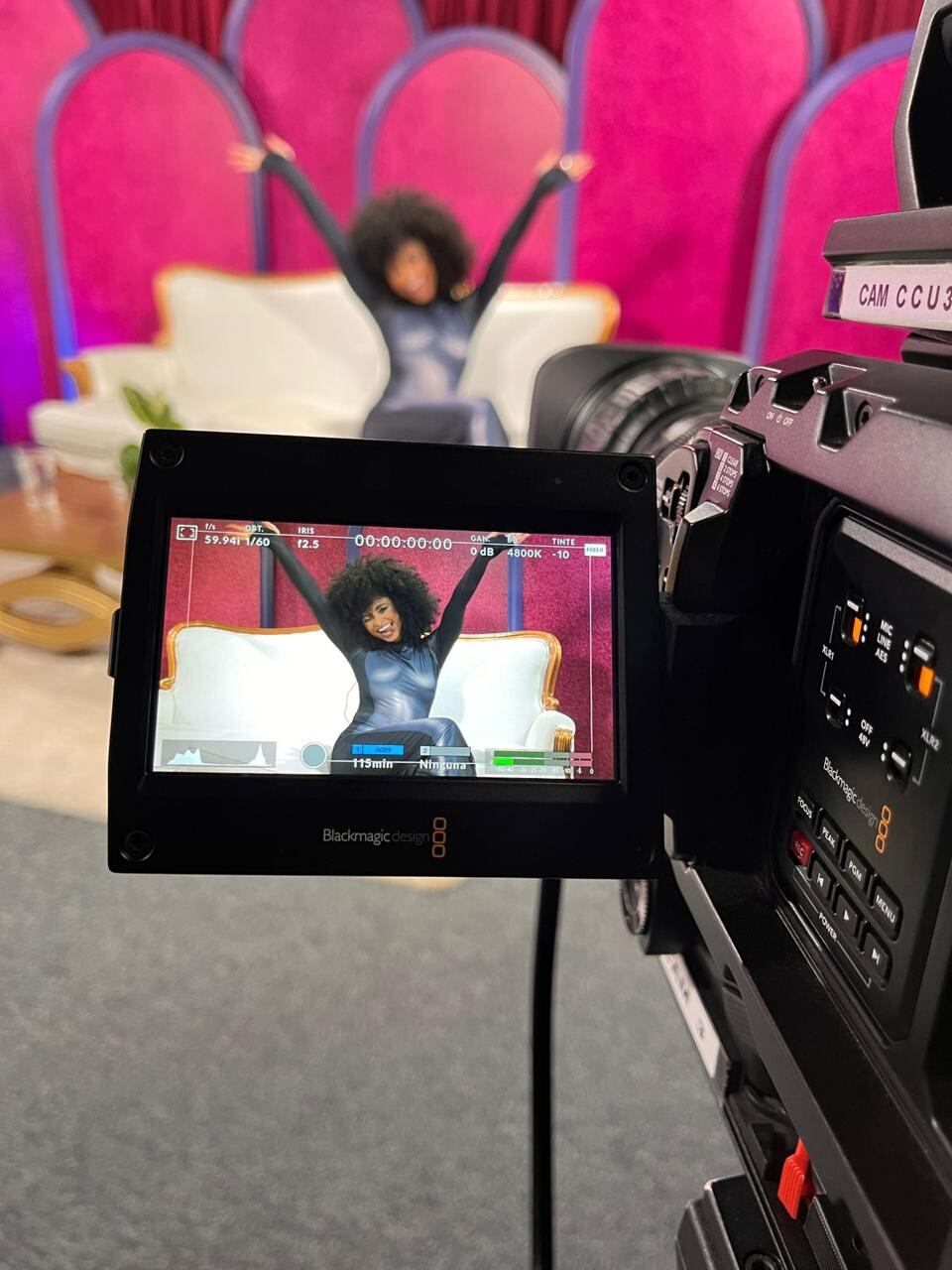 La presentadora de canal Opa, Jennifer Rojas, del programa Divinazzz