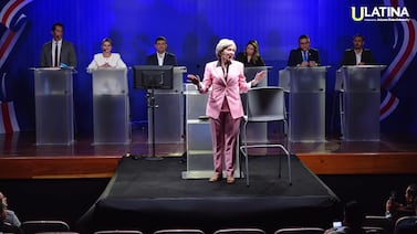 Video muestra la incomodidad de Evelyn Fachler antes de mandar a sacar a escandalosos en debate de Columbia