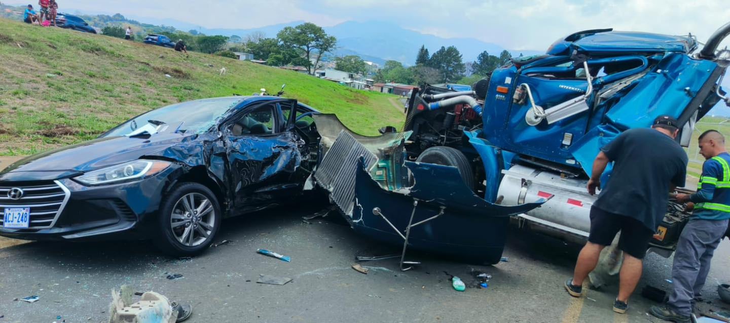 Un aparatoso accidente de tránsito generó gran impacto la mañana del lunes 27 de abril del 2026, en Río Segundo de Alajuela, a un costado del aeropuerto Juan Santamaría. Foto: Tomada de redes sociales