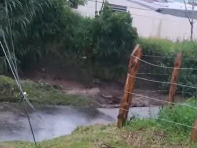 La cabeza de agua afectó la localidad de Potrero Cerrado en Oreamuno. Foto Noticias Cartago.