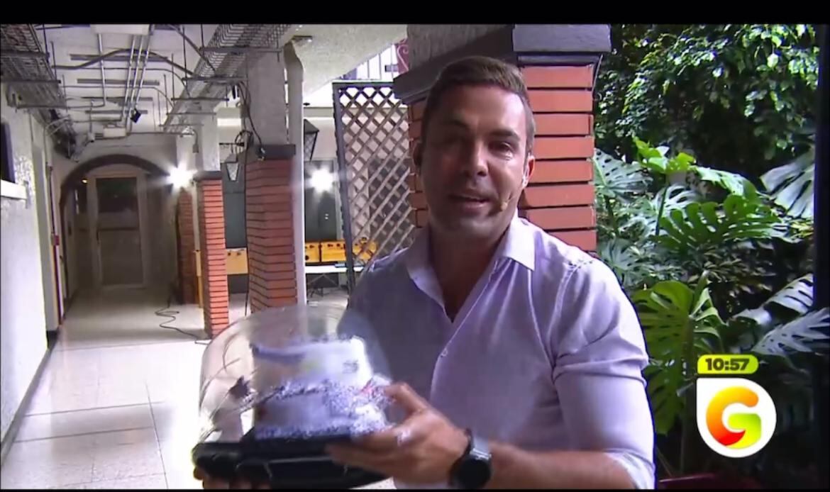 Entre las cosas que le dieron a Ítalo Marenco en su despedida, iba un queque.