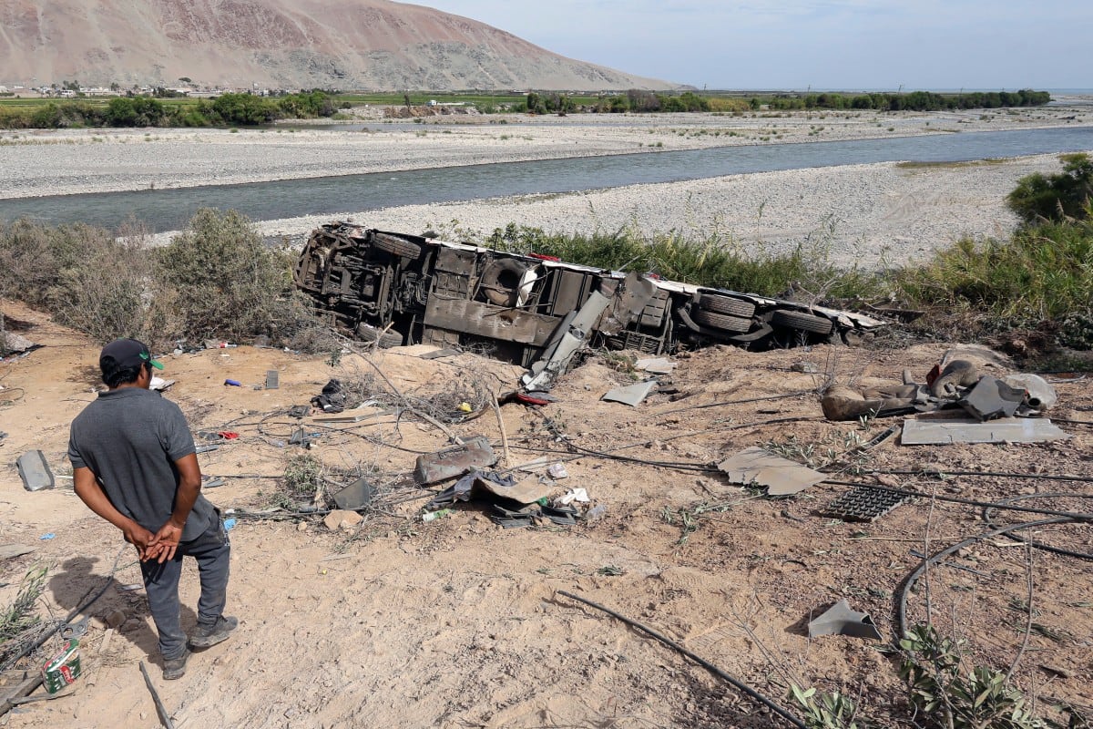 Un autobús cayó a un abismo en Arequipa dejando 37 muertos y 24 heridos; el conductor de la camioneta dio positivo en alcohol.