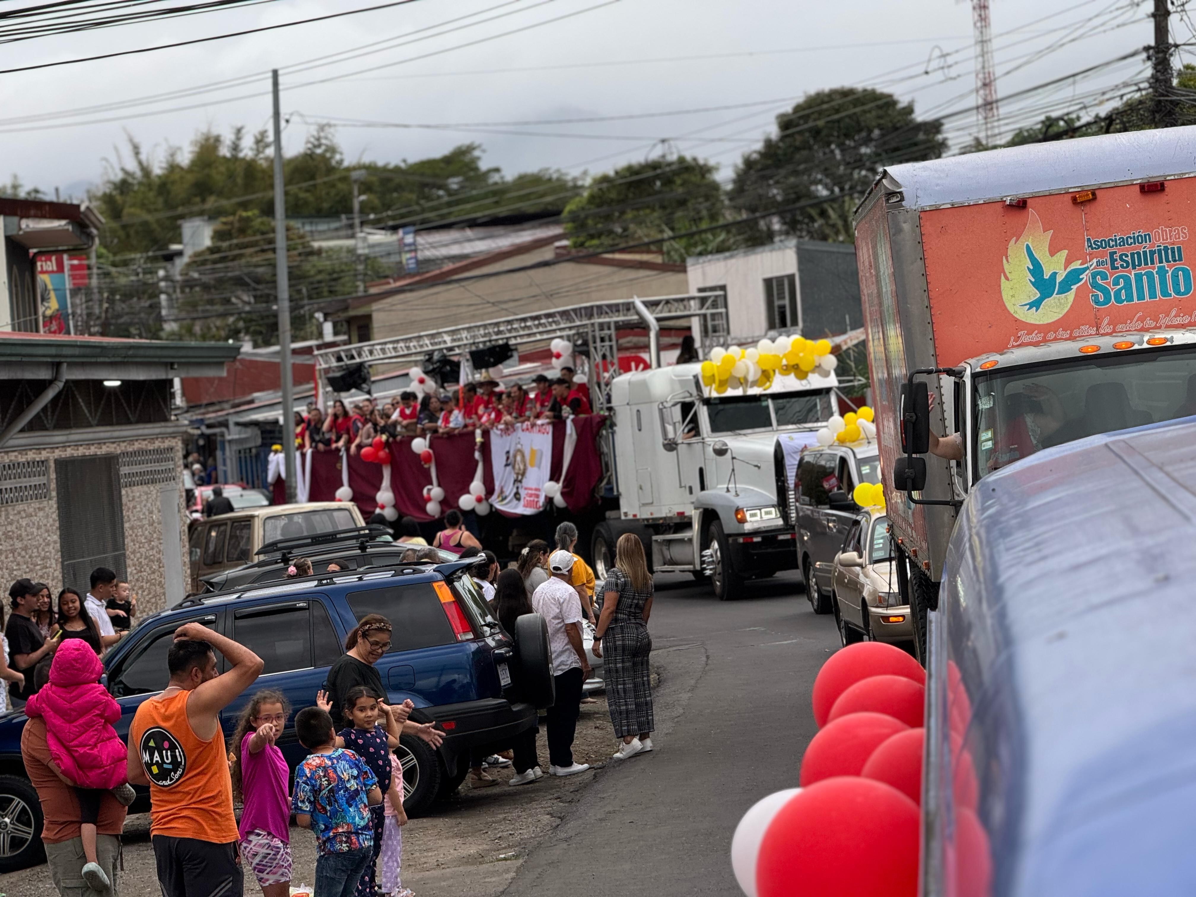 El padre Sergio Valverde hizo la tradicional caravana de Resurrección “El Vive”.