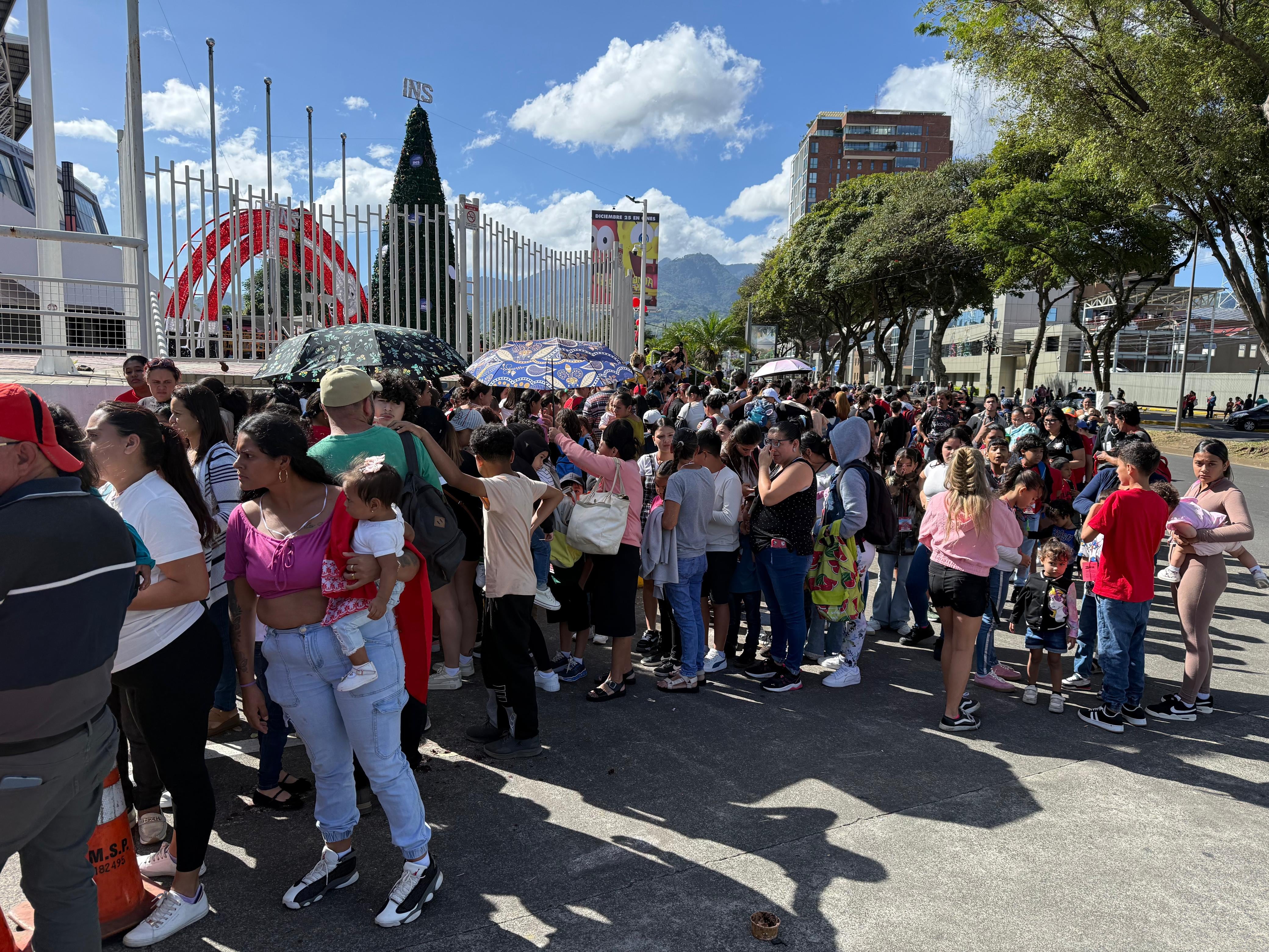 Desde temprano, miles de niños hicieron fila para ingresar al Estadio Nacional y vivir la tradicional fiesta navideña del padre Sergio.