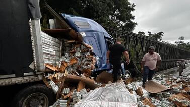 Trailero sobrevive de milagro a un violento choque
