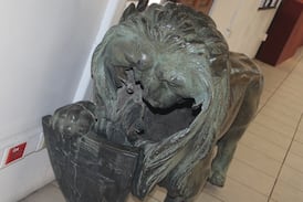 Imágenes: así terminó el león de bronce del monumento de León Cortés tras choque de pick up