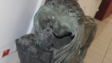 Imágenes: así terminó el león de bronce del monumento de León Cortés tras choque de pick up