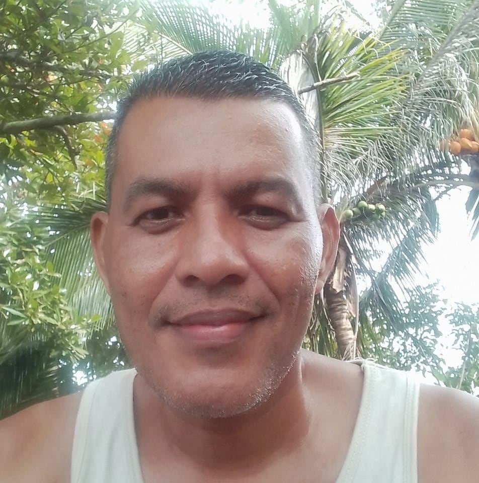 Juan Albino Marín Léon, de 45 años (con gafas) y su amigo Danilo Rojas Bolivar, de 52 años, serían víctimas inocentes del triple homicidio que ocurrió en Nochebuena en Parrita. Foto: Tomada de redes sociales