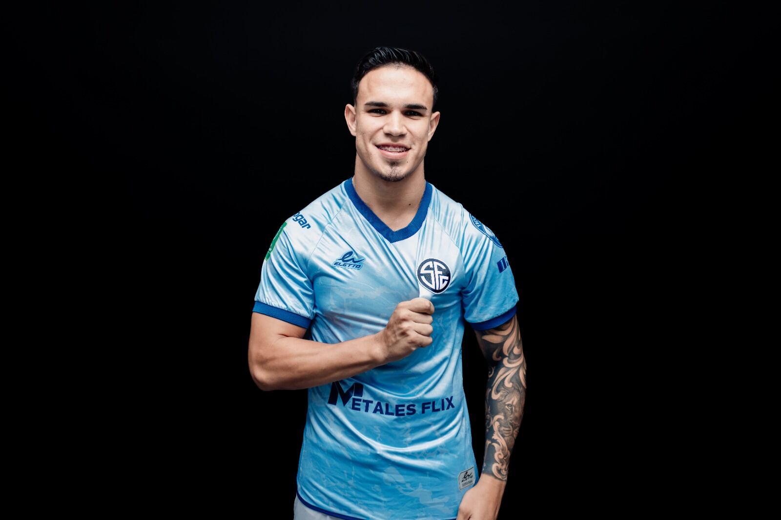 Adrián Chévez es nuevo futbolista de Sporting FC.