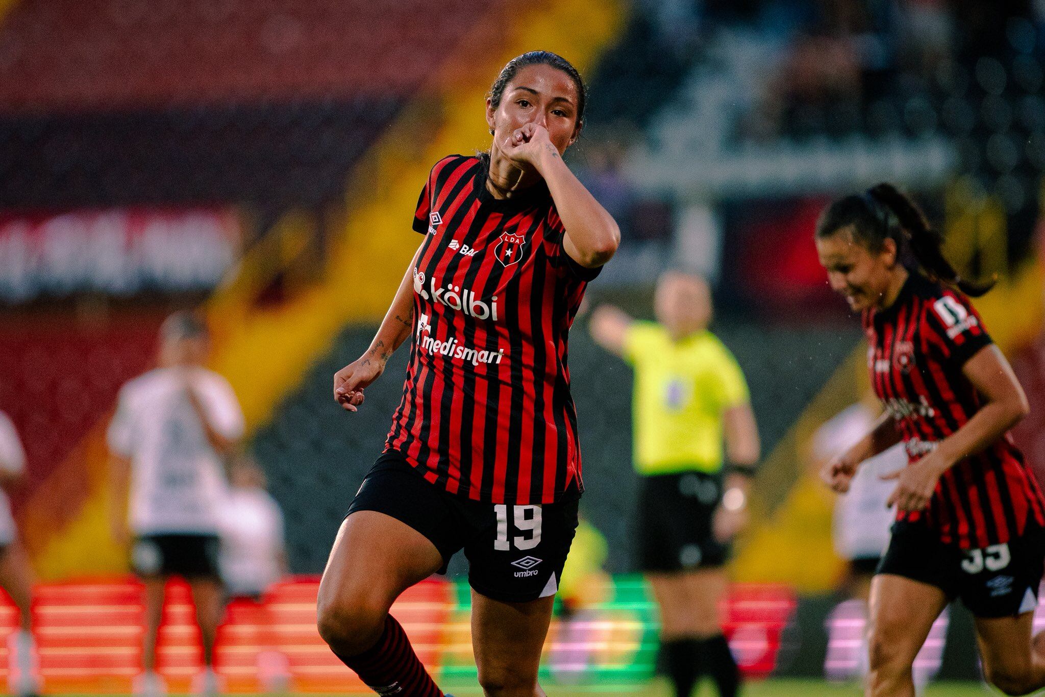 Alajuelense derrotó 3-1 a Sporting en las semifinales del fútbol femenino.