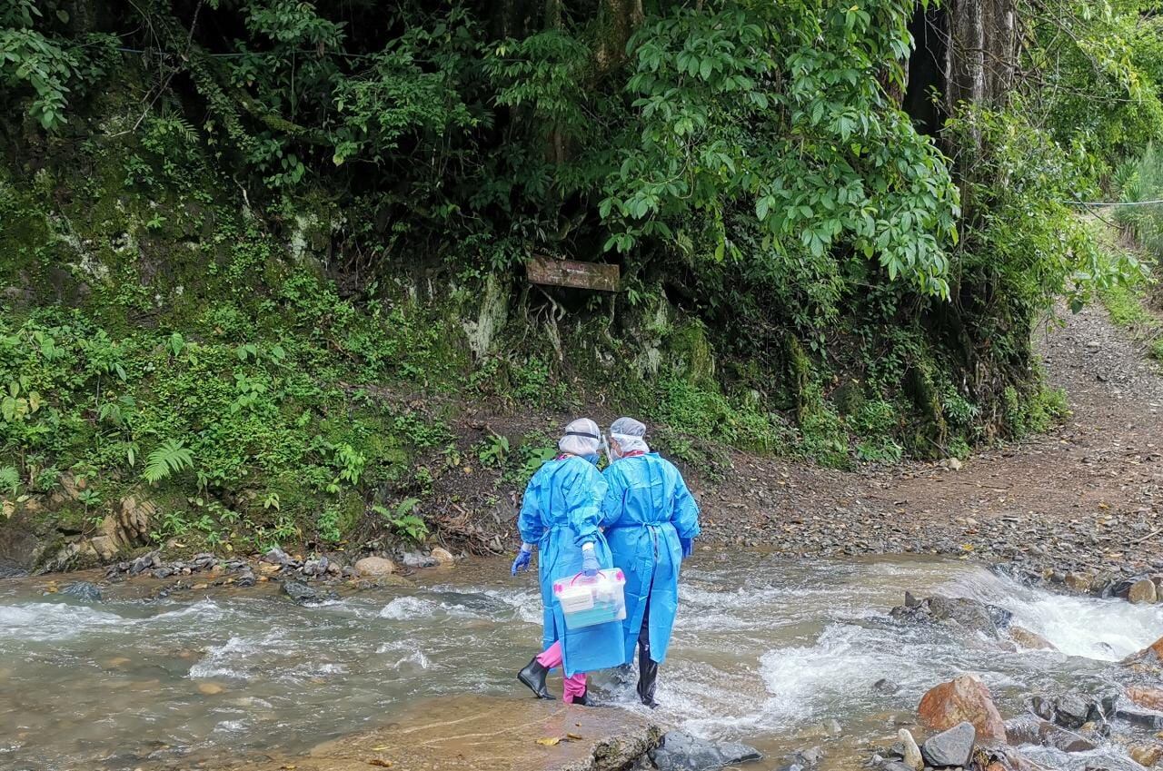 Karla Beckberger González, de 43 años, vecina de Tres Ríos, quien tiene 18 años trabajando en la Caja y la doctora en enfermería, Melissa Calderón Ureña, de 29 años, con 7 de servir en la Caja y de Palmichal de Acosta, son quienes todas las mañanas, con sus botas bien puestas se van en un pick up hasta donde la carretera se los permita y cuando el camino se pone rudo, se bajan y comienzan a caminar y así poder cumplir con el programa de visita domiciliar de la Clínica del Dolor y Cuidados Paliativos de Acosta.