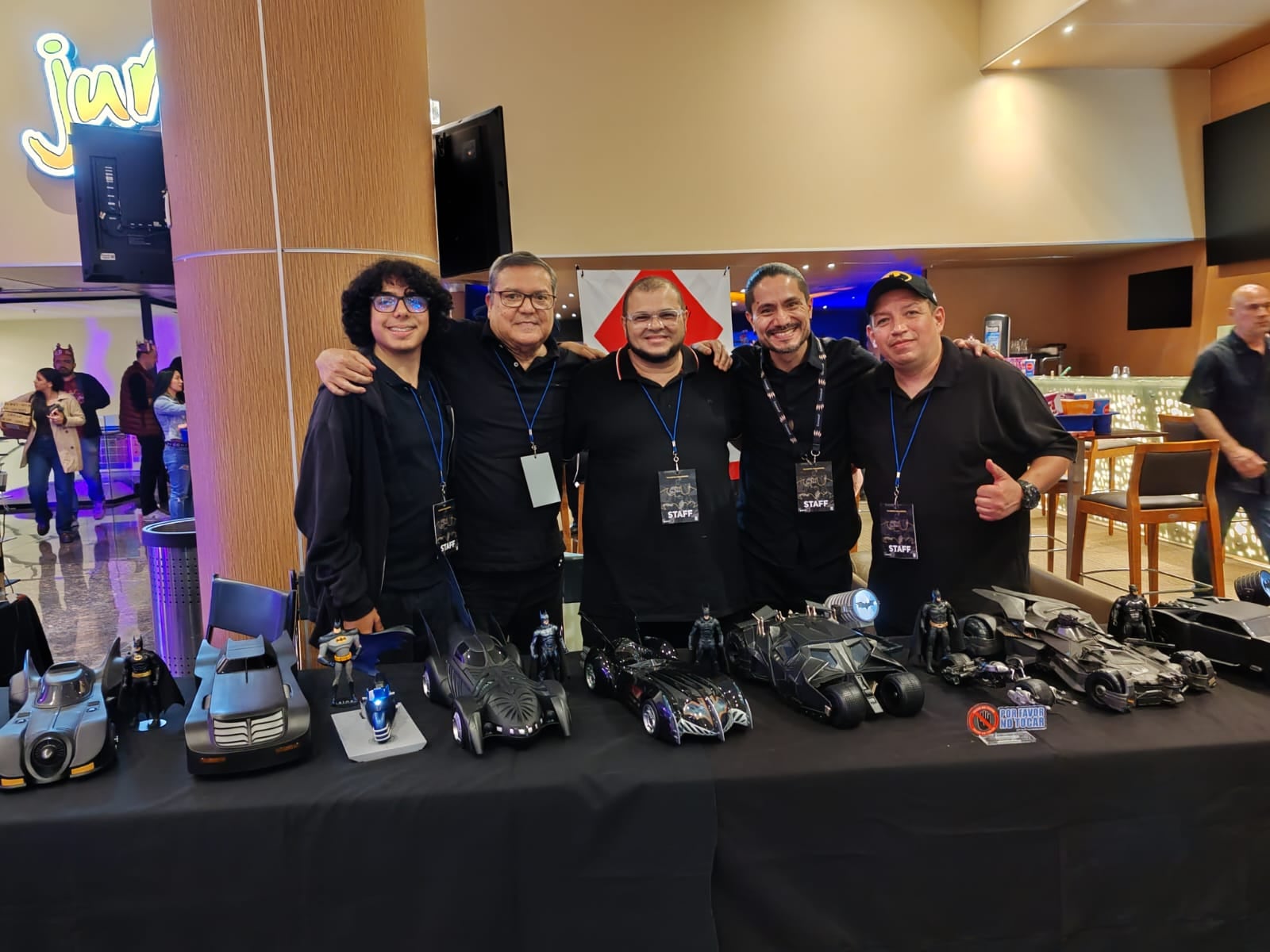 Las nuevas camisetas de Saprissa inspiradas en Batman son un éxito entre coleccionistas.