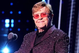 “Está luchando”... Esto se sabe sobre los graves problemas de salud que enfrenta Elton John
