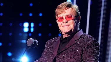 “Está luchando”... Esto se sabe sobre los graves problemas de salud que enfrenta Elton John