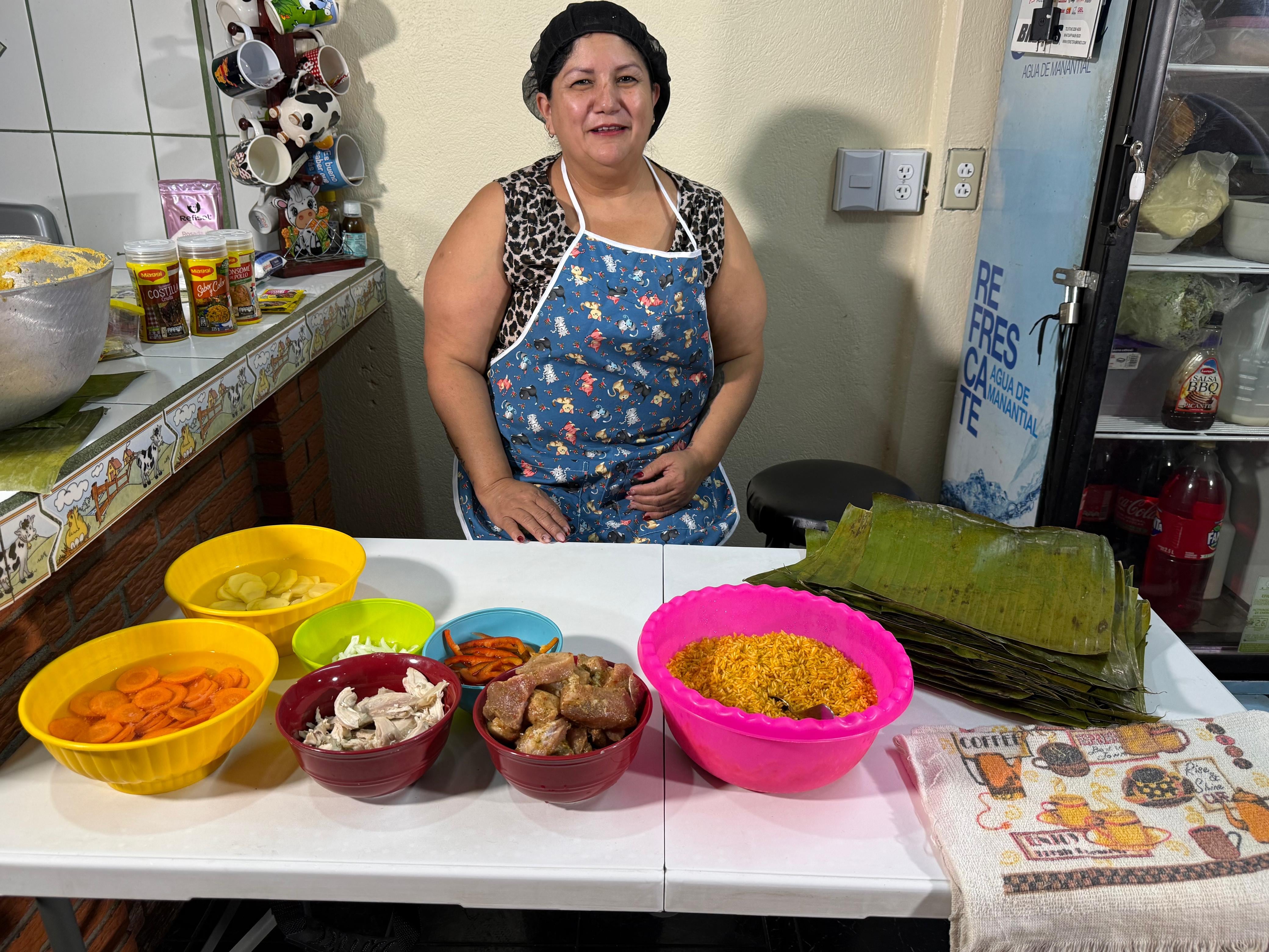 En nuestro último episodio (el cuarto) del “Cazador de tamales” nos fuimos para La Milpa y ahí doña Rosemary Cordero, muy amablemente, nos abrió las puertas de su hogar para que disfrutáramos cómo ella hace tamales