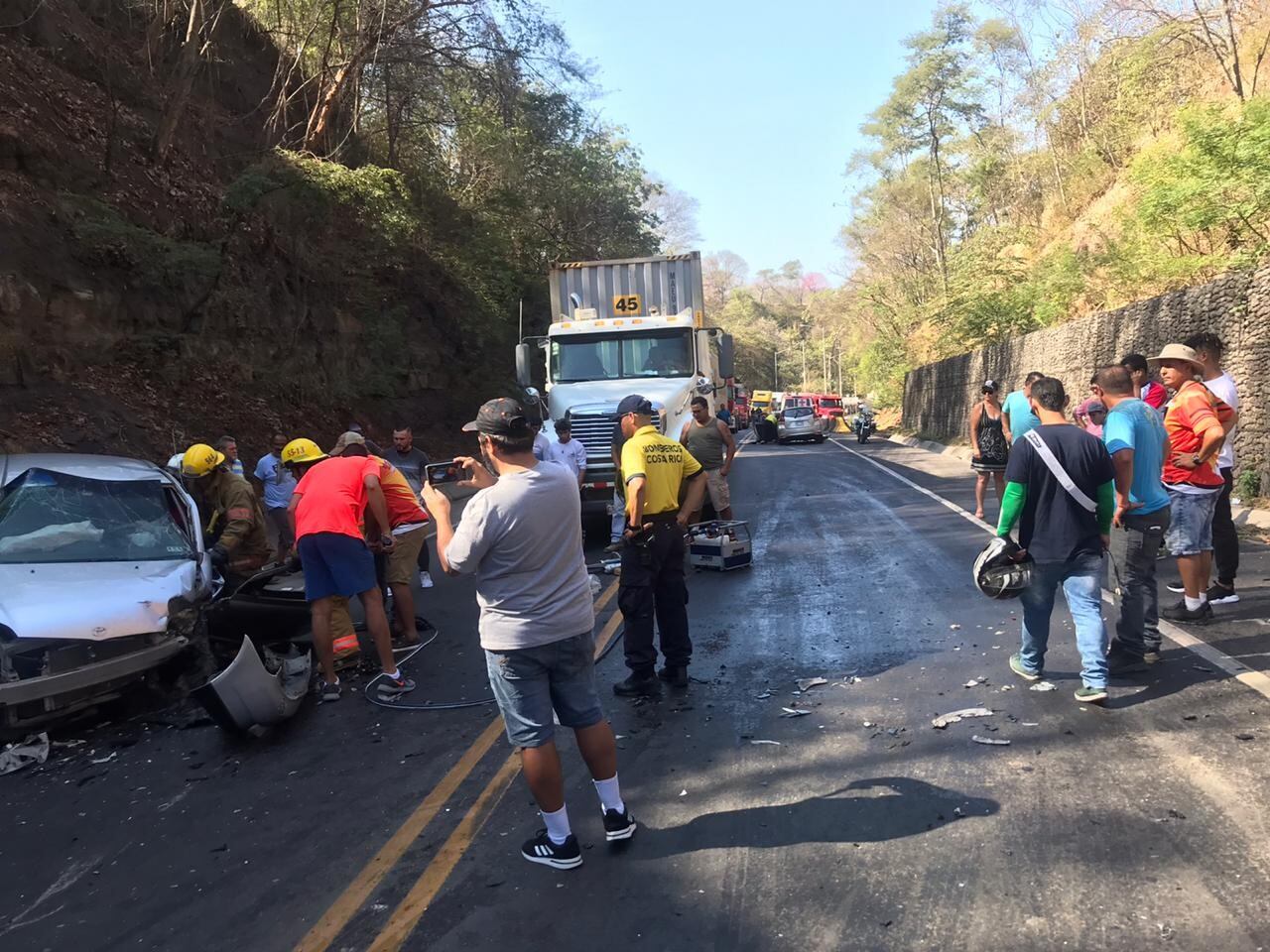 Mujer resulta herida de gravedad en triple colisión sobre ruta 27. Foto Andrés Garita