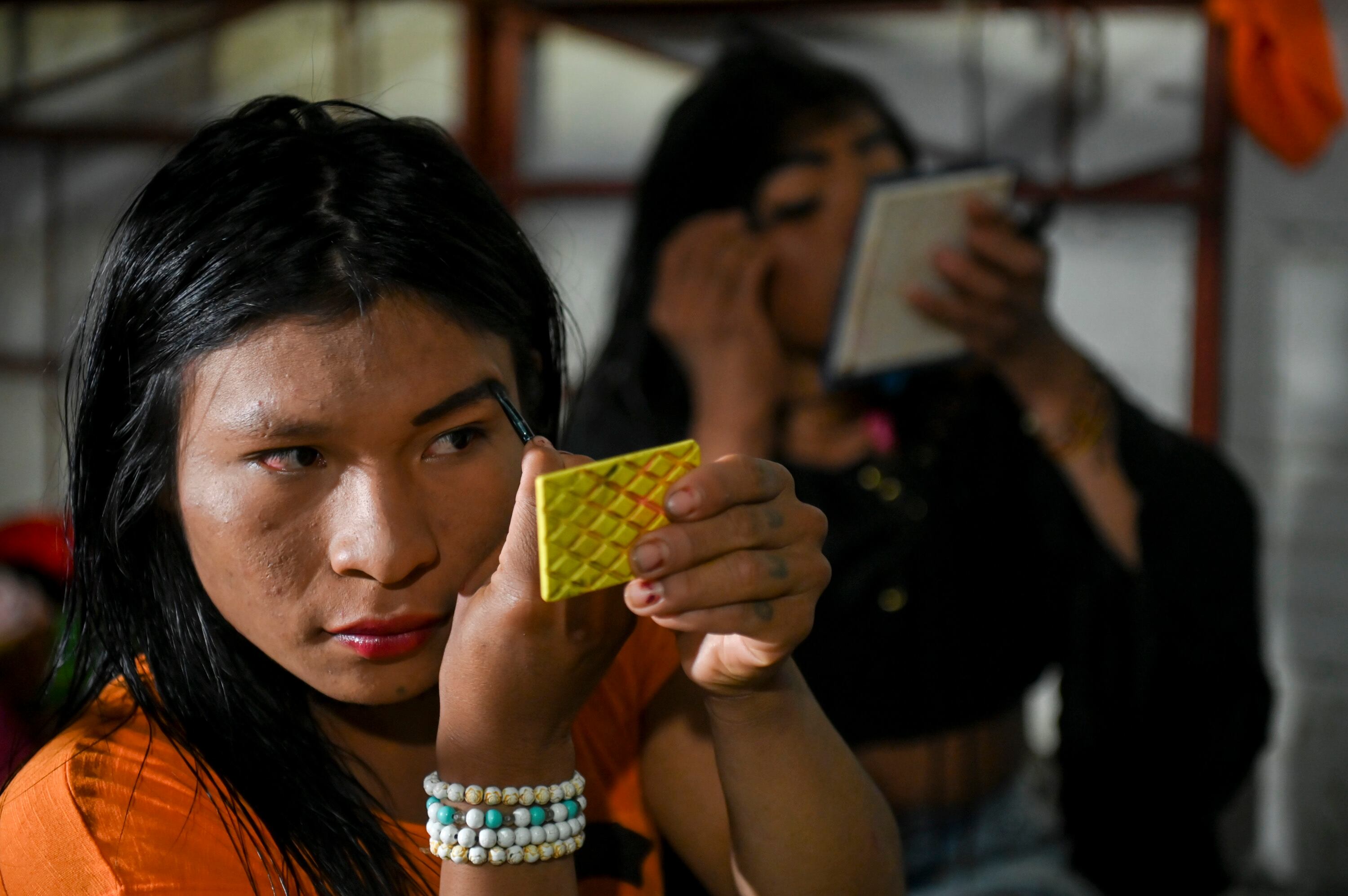 Indígenas transgénero en Colombia, una vida huyendo entre cafetales