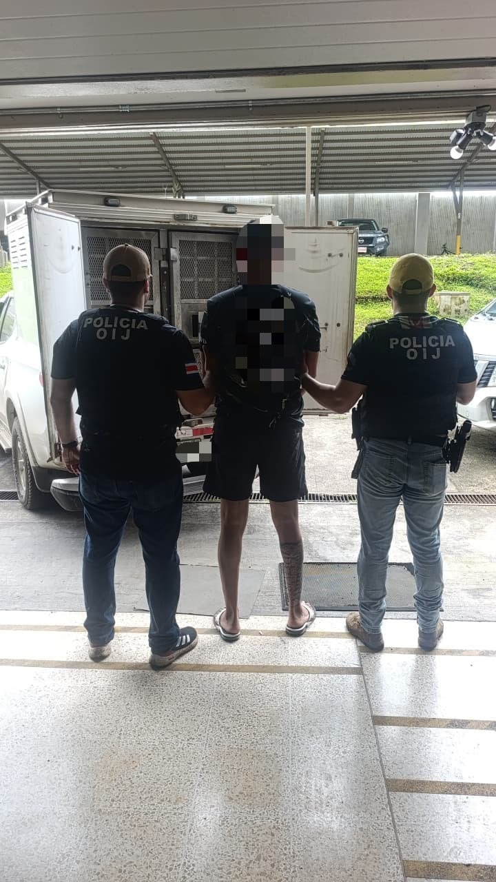 Tres hombres detenidos de apellidos Mosquera, de 38 años; Vargas, de 29; y Villegas, de 39 por el robo de un contenedor en Liberia, Guanacaste. Foto: OIJ