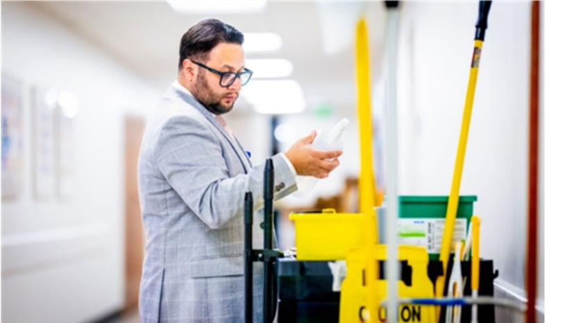 Javier Alvarado es costarricense y desempeña un cargo gerencial en el hospital Cleveland Clinic en los Estados Unidos.