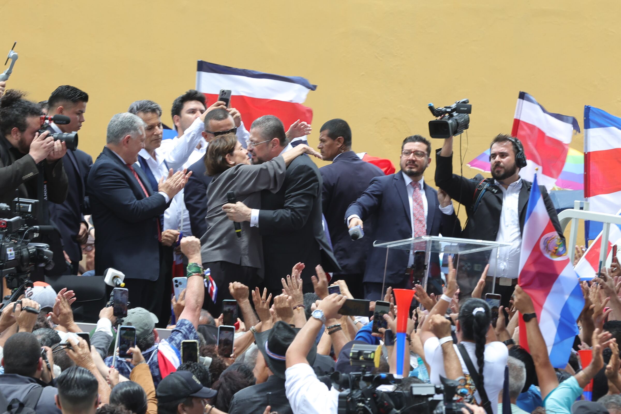 Rodrigo Chávez posterior a la comparecencia con diputados en la Asamblea Legislativa