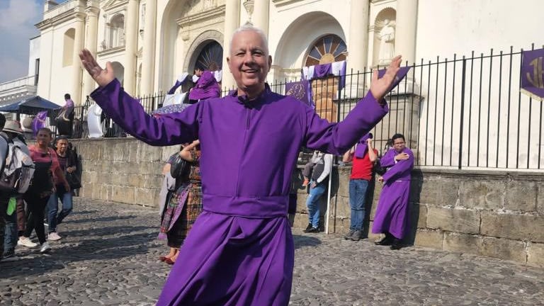 Everardo Herrera, hábito morado, cucurucho, Semana Santa