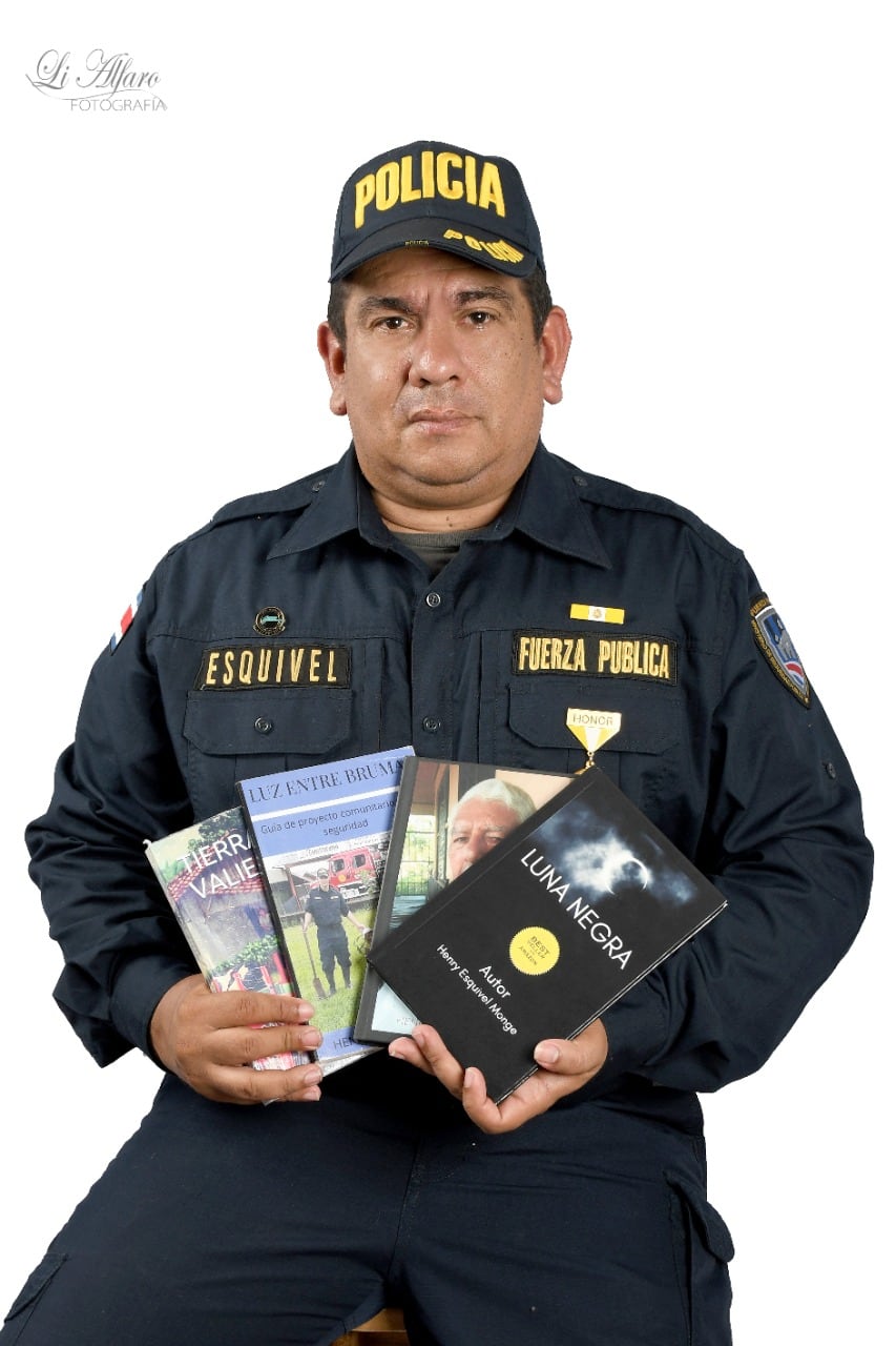 Henry Esquivel, policía escritor. Foto