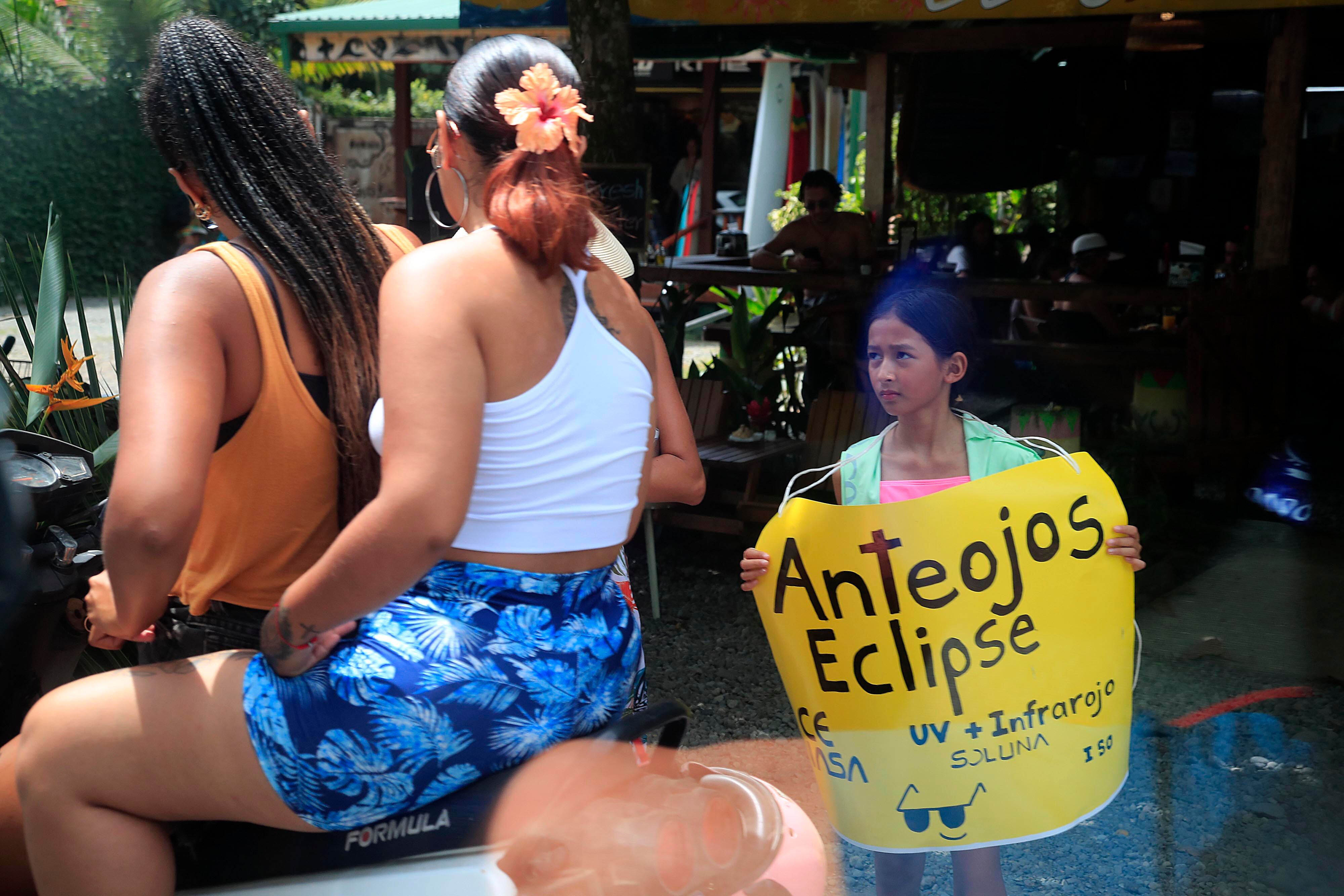14/10/2023 Limón. Desde muy tempranas horas del día se vivió este sábado, en el atlántico de nuestro país, un gran ambiente en relación con el esperado eclipse anular de sol. Cientos de costarricenses se trasladaron a las playas del caribe sur para contemplar el anunciado acontecimiento astronómico del año, desde la parcialidad esperada para entre alrededor de las 10:15 a.m. y 1:50 p.m., pero sobre todo el punto de mayor esplendor apenas unos minutos después del mediodía. Foto: Rafael Pacheco Granados