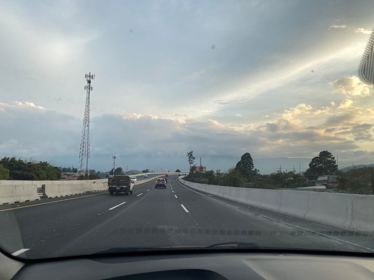 El paso elevado estaba completamente despejado para las 5:30 de la tarde.
