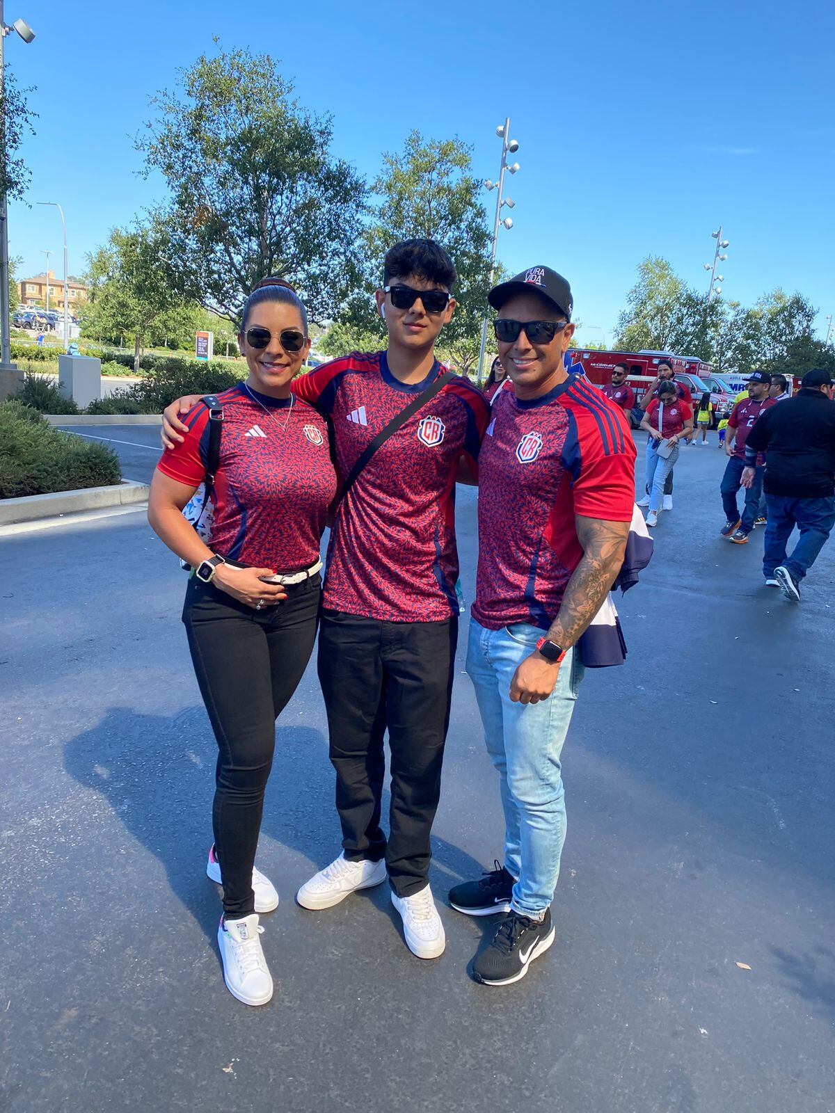 Aficionados costarricenses en las afueras del estadio SoFi, copa América